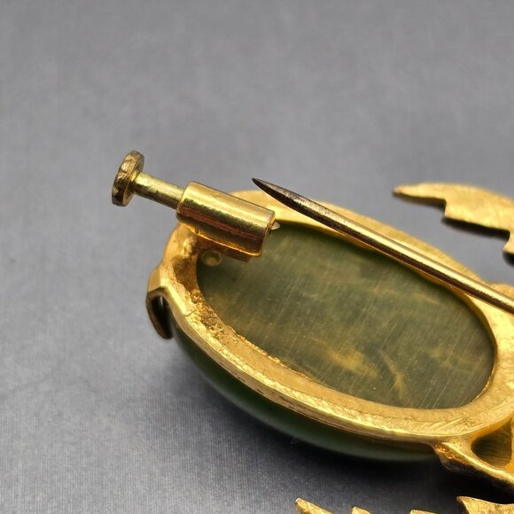 Art Deco Gold-Tone Beetle Brooch Green Bakelite Body Crystal Eyes Trombone Clasp - Picture 7 of 10